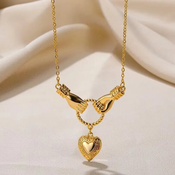 18K Yellow Gold Plated Heart Hands Pendant Necklace Vintage Style - Picture 6 of 8